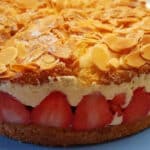 Pellwormer Bienenstich mit Erdbeeren Rezept - Schnelle und Einfache Rezepte