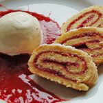 Blitzschnelle Gebäckrolle mit Marmelade Rezept