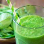 Grüner Smoothie mit Mango, Banane, Avocado und Spinat Rezept