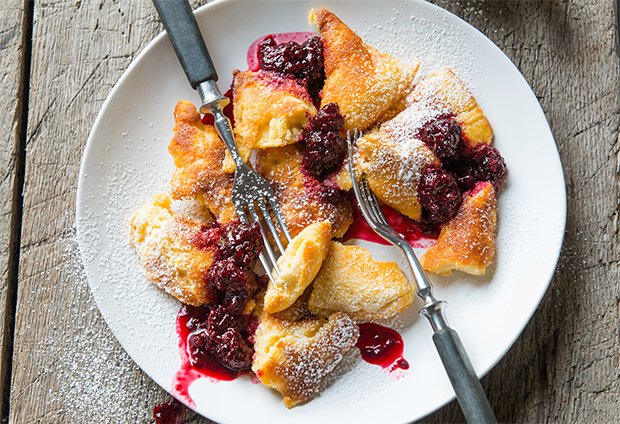 Kaiserschmarren mit Brombeerkompott Rezept