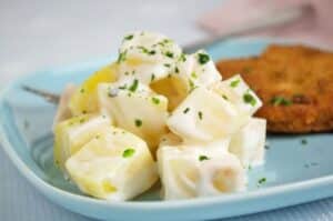 Zucchinisalat mit Rosinen und Oliven Rezept