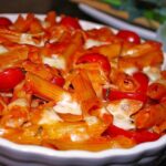 Cremiger Nudelauflauf mit Tomaten und Mozzarella Rezept
