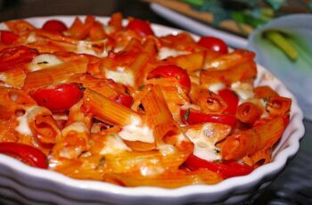 Cremiger Nudelauflauf mit Tomaten und Mozzarella Rezept