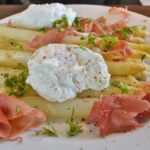 Weißer Spargel mit pochiertem Ei Rezept