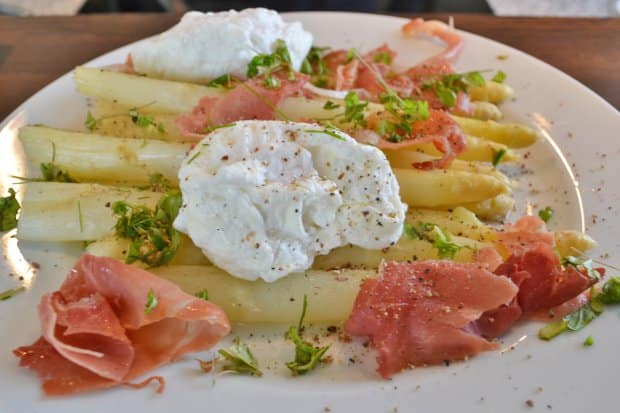 Weißer Spargel mit pochiertem Ei Rezept