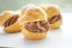 Brandteigkrapferl mit Schokoschlag Rezept