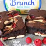 Lebkuchen-Brownies mit Brunch Buttrig-Frisch Cheesecake und Himbeeren Rezept