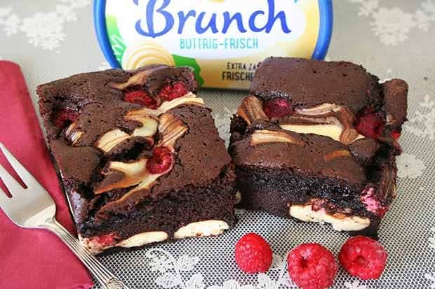 Lebkuchen-Brownies mit Brunch Buttrig-Frisch Cheesecake und Himbeeren Rezept