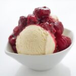 Vanilleeis mit heißen Himbeeren Rezept