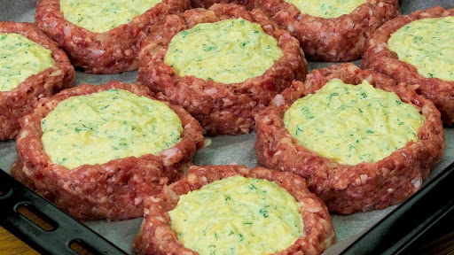 Hackfleisch-Nester mit Käsefüllung und Kräuter Rezept