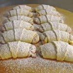 Rumänische Nusshörnchen aus Sauerrahmteig Rezept
