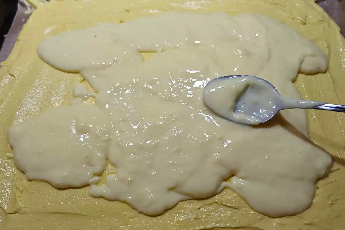 Versunkener Streuselkuchen mit Vanillepudding