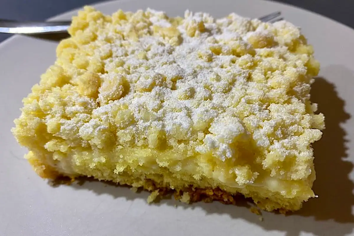 Versunkener Streuselkuchen mit Vanillepudding