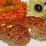 Bifteki mit griechischem Tomatenreis Rezept