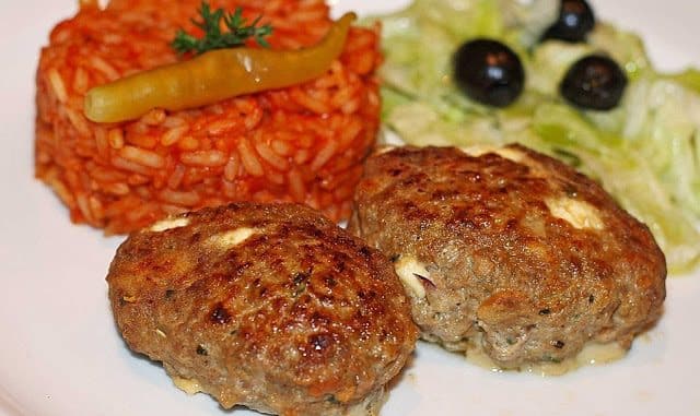 Bifteki mit griechischem Tomatenreis Rezept