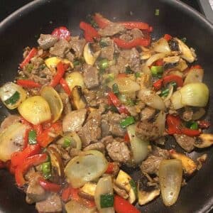 Chinesisches Rindfleisch mit Zwiebeln und Paprika Rezept