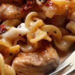 Cremige Nudelpfanne mit Huhn, Mozzarella und getrockneten Tomaten Rezept
