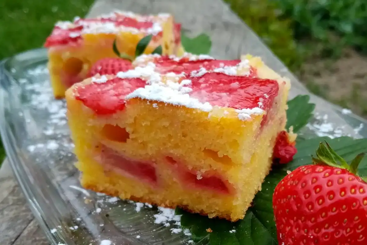 Erdbeer Biskuitkuchen Rezept in 3 Minuten zubereitet