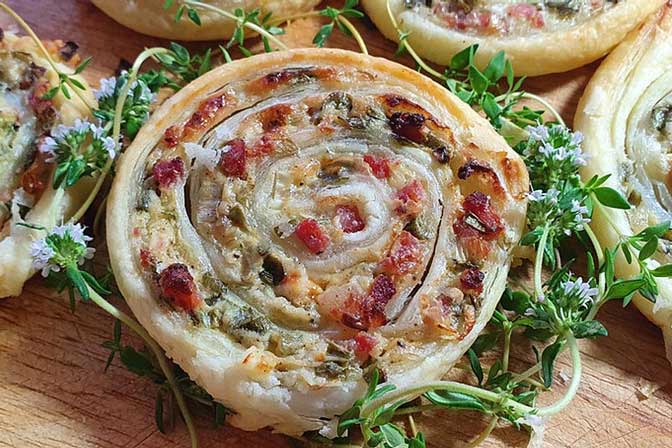 Flammkuchenrolle Rezept Blätterteig mit pikanter Füllung