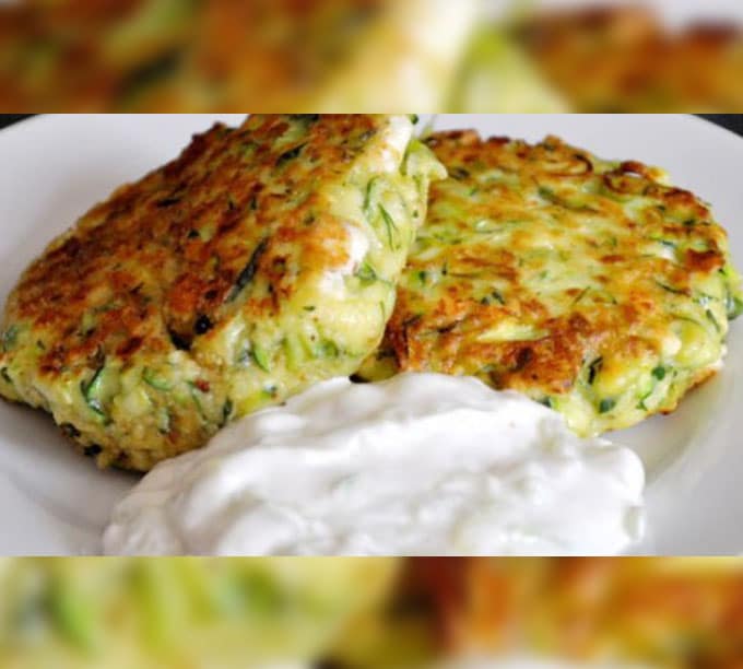 Fluffige Taler zum Eintunken : Zucchinipuffer mit Feta und Tzatziki