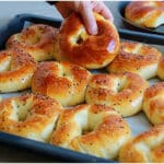 Gefüllte Acma mit Käse türkische Brötchen Rezept