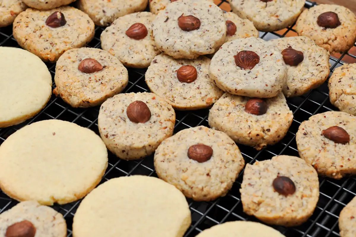 Haselnussplätzchen mit ganzen Nüssen Rezept - Plätzchen für Weihnachten