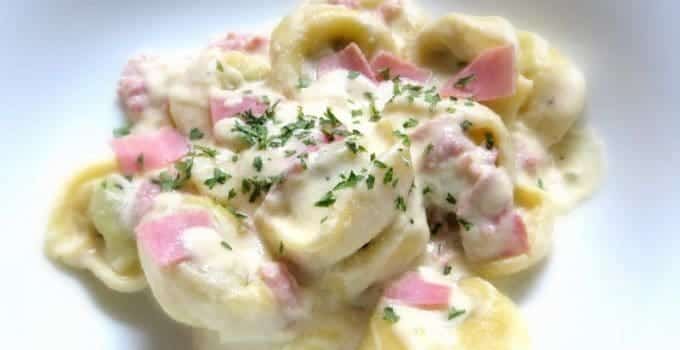 Tortellini in cremiger Schinken-Sahne-Sauce Rezept