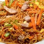 Chinesisch gebratene Nudeln mit Hühnchenfleisch, Ei und Gemüse Rezept