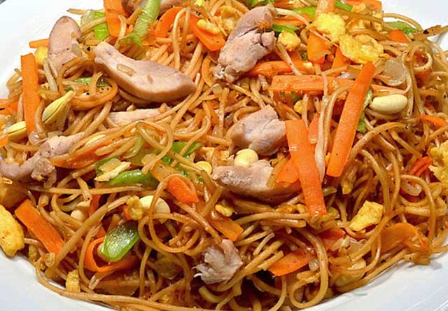 Chinesisch gebratene Nudeln mit Hühnchenfleisch, Ei und Gemüse Rezept