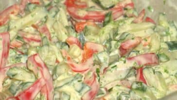 Einfach Paprika Gurken Salat mit Joghurt Senf Dressing Rezept
