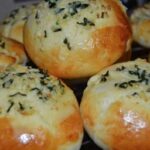 Fluffige Brötchen mit Knoblauchbutter Rezept