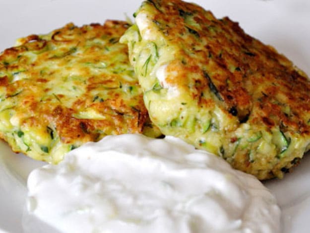 Fluffige Taler zum Eintunken: Zucchinipuffer mit Feta und Tzatziki