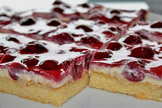 Kirsch-Schmand-Blechkuchen Rezept