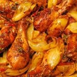 Knusprige Hähnchenschenkel im Backofen backen mit Gemüse Rezept