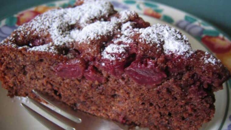 Saftiger schoko nusskuchen mit sauerk...