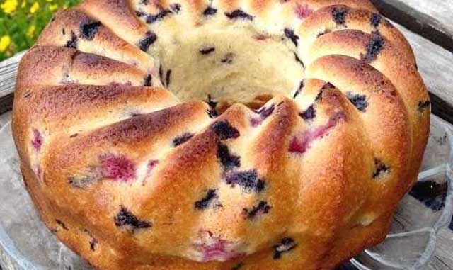 Topfkuchen mit Buttermilch, Blaubeeren und Himbeeren Rezept