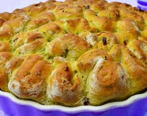 Bärlauch Zupfbrot mit Röstzwiebeln und Chili Rezept