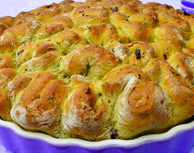 Bärlauch Zupfbrot mit Röstzwiebeln und Chili Rezept