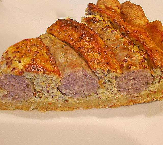 Bratwurst-Torte mit Senfkruste Rezept