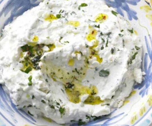 Cacik (Schafskäse-Joghurt-Dip mit Gurken und Knoblauch) Rezept ...