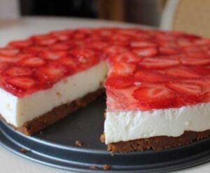 Frische Erdbeertorte mit Sahne-Quark-Füllung Rezept