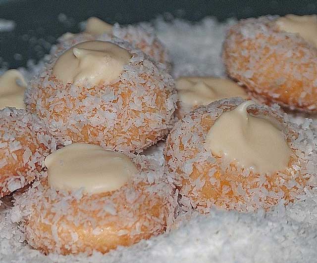 Kokosplätzchen mit weißer Schokoladen Füllung Rezept