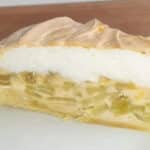 Rhabarberkuchen mit Vanillepuding und Baiser Rezept