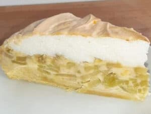 Rhabarberkuchen mit Vanillepuding und Baiser Rezept
