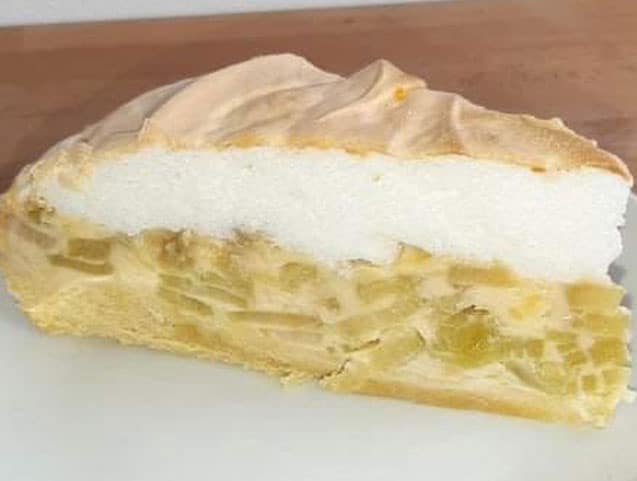 Rhabarberkuchen mit Vanillepuding und Baiser Rezept