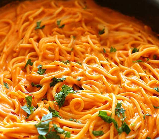 Spaghetti in roter Paprikasauce Rezept