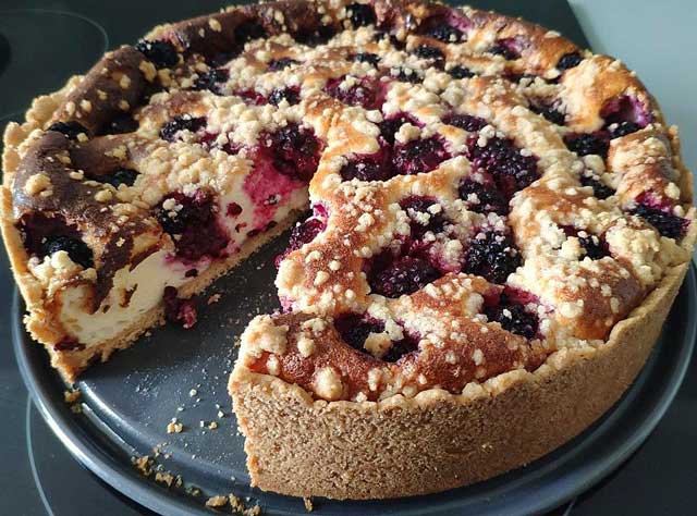 Brombeer-Quark-Kuchen mit Zimtstreuseln Rezept