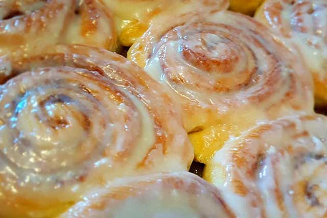 Cinnamon Rolls: Köstliche Zimtrollen mit Frischkäse-Glasur Rezept