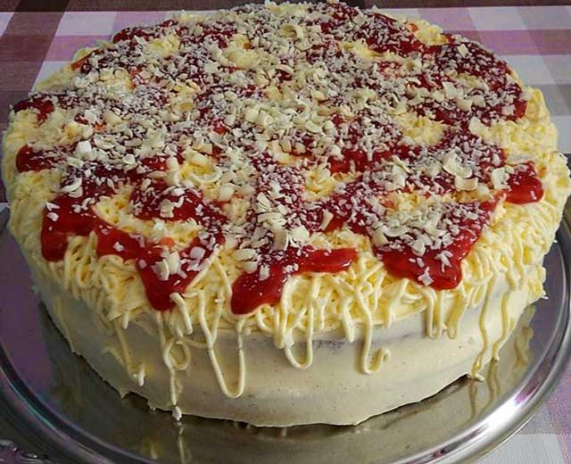 Erdbeer-Spaghettieis-Torte Rezept