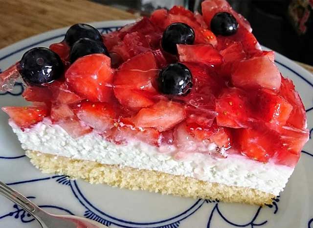 Erdbeerkuchen mit Quark und Sahne Rezept